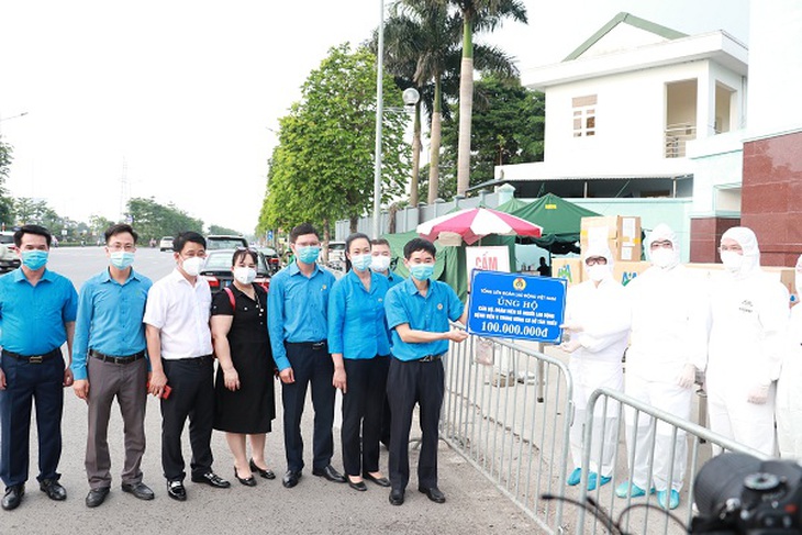 Tình người trong dịch COVID-19: Thắp lên niềm tin